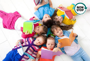 dzieci czytajace ksiazki leza w okregu