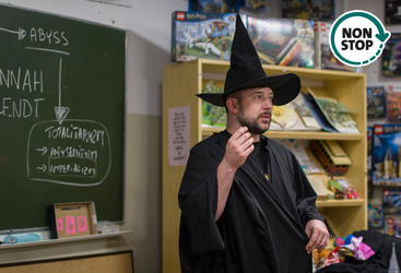 Przemyslaw Staron jako czarodziej rpzy tablicy w klasie